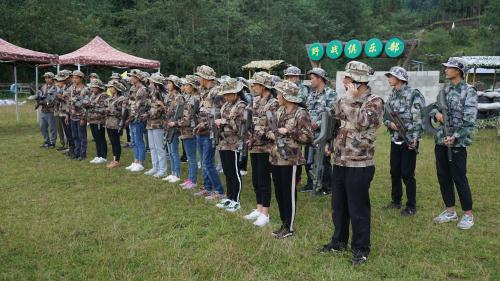 一起來(lái)體驗(yàn)真人吃雞的痛快吧！！?。?></div>
                                        <div   id=